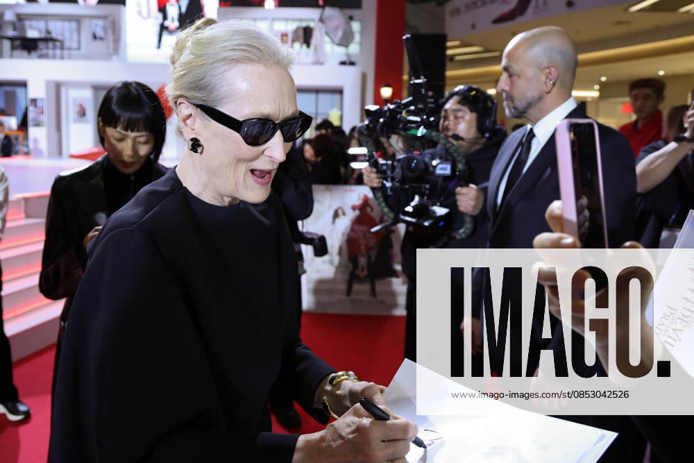 U.S. actress Meryl Streep U.S. actress Meryl Streep U.S. actress Meryl Streep signs an autograph for a fan as she makes her red carpet appearance during a publicity event in Seoul on April 8, 2026, to promote the comedy drama film The Devil Wears Prada 2. (Yonhap) 2026-04-09 07:36:36 < 1980-2026 YONHAPNEWS AGENCY. .> ¼¿ïƯº°½Ã