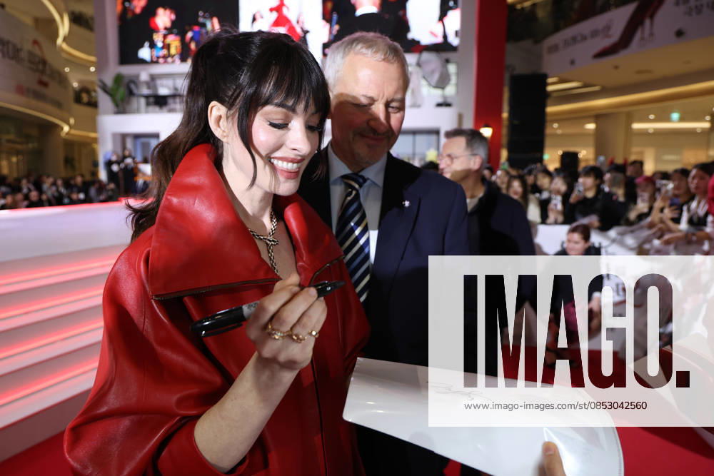 U.S. actress Anne Hathaway U.S. actress Anne Hathaway U.S. actress Anne Hathaway signs an autograph for a fan as she makes her red carpet appearance during a publicity event in Seoul on April 8, 2026, to promote the comedy drama film The Devil Wears Prada 2. (Yonhap) 2026-04-09 07:36:44 < 1980-2026 YONHAPNEWS AGENCY. .> ¼¿ïƯº°½Ã