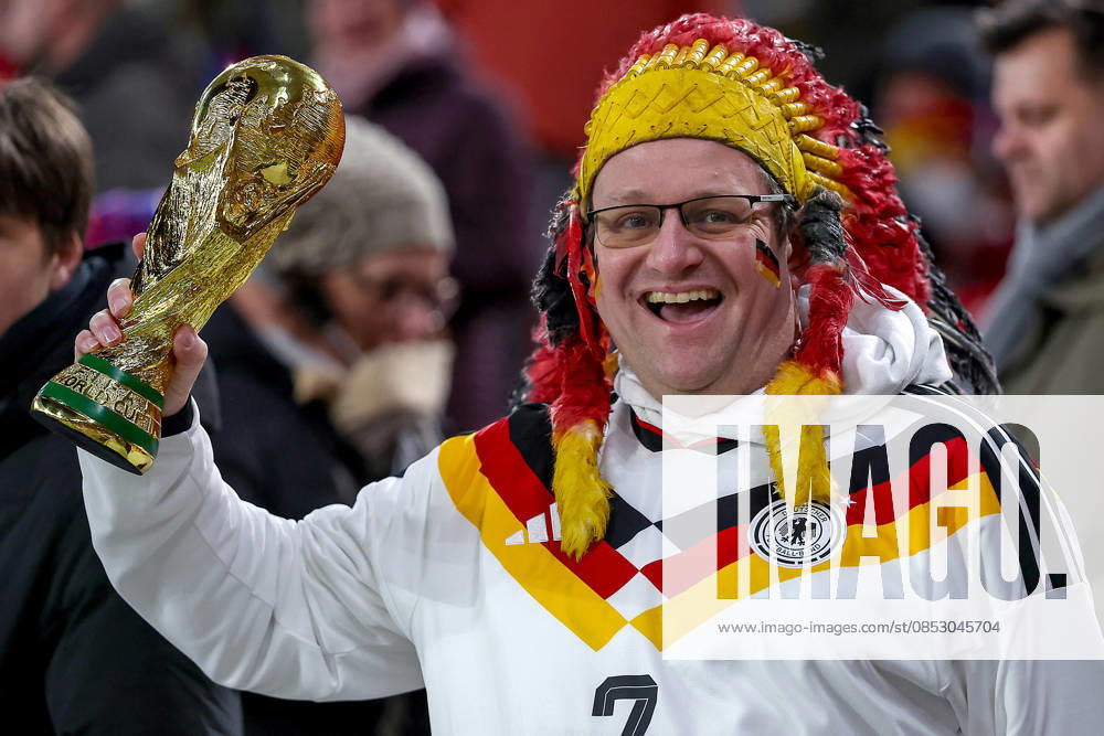 Fußball, Länderspiel, Deutschland - Ghana, MHP-Arena (Stuttgart), Saison 2025 2026: Ein Fans Deutschlandfan deutscher Fußballfan mit Trophäe Trophy Fifa World Cup und Schild Schriftzug Banner Road to Final verkleidet Feature Atmosphäre Indianer Häuptling DFB regulations prohibit any use of photographs as image sequences and or quasi-video. Baden-Württemberg Deutschland
