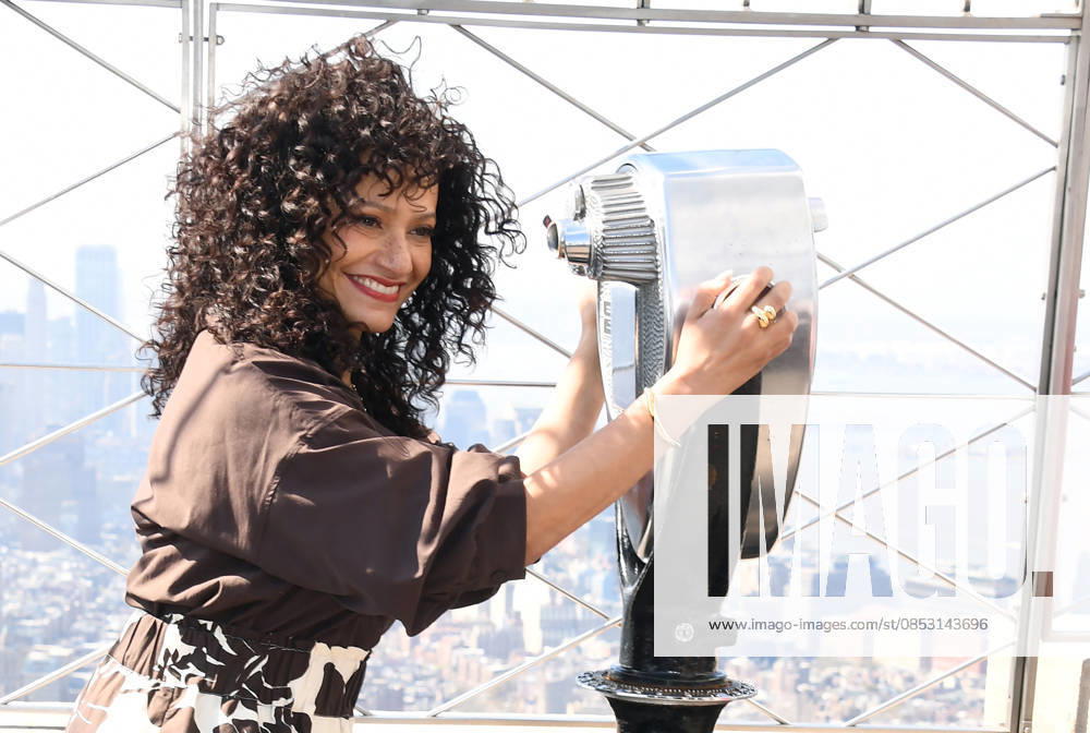 NEW YORK, NY APRIL 9 Judy Reyes visits the Empire State Building ahead of the Season Finale of Scrubs revival on ABC on April 9, 2026 in New York City New York City USA - ZUMAa123 20260409_zaa_a123_001