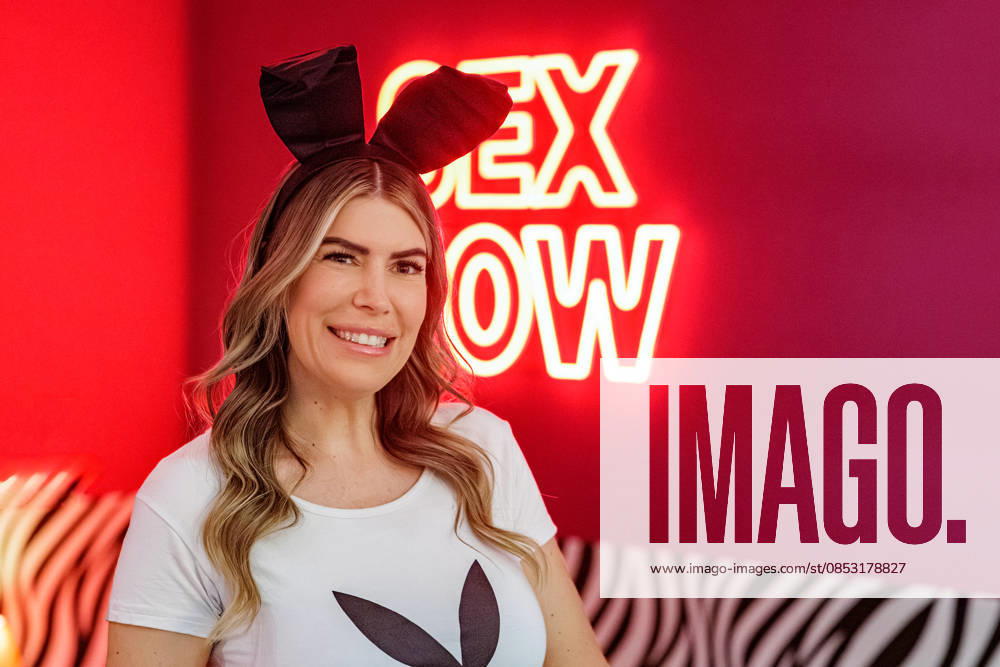 Düsseldorf. In einer Themenführung zur Ausstellung SEX NOW im Düsseldorfer NRW-Forum spricht Tanja Brockmann über ihre persönlichen Erfahrungen, Körperbilder und die Balance zwischen öffentlicher Wahrnehmung und Privatem. Gemeinsam mit den Besucher*innen geht sie der Frage nach, wie sich gesellschaftliche Vorstellungen von Sexualität und Identität verändern und was es bedeutet, Offenheit zu leben. Tanja Brockmann ist seit zehn Jahren Teil der Playboy-Familie. Bekannt wurde sie 2015 als eine der schönsten Studentinnen Deutschlands auf dem Cover des Magazins. Heute bewegt sie sich zwischen verschiedenen Welten: dem Leben als Mutter, einem öffentlichen Image und einem normalen Job. Düsseldorf NRW-Forum, E