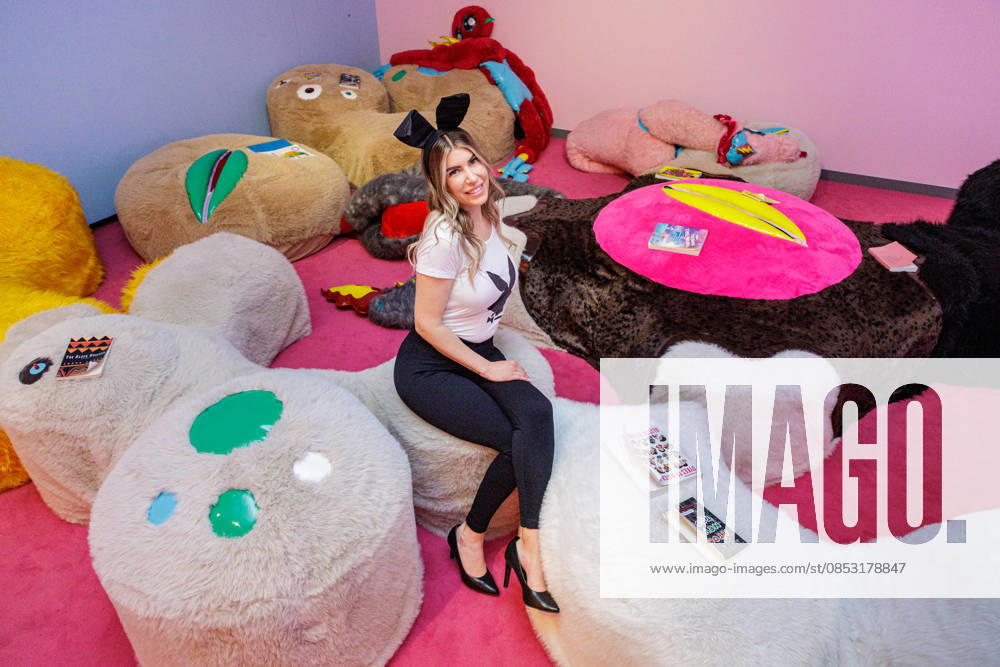 Düsseldorf. In einer Themenführung zur Ausstellung SEX NOW im Düsseldorfer NRW-Forum spricht Tanja Brockmann über ihre persönlichen Erfahrungen, Körperbilder und die Balance zwischen öffentlicher Wahrnehmung und Privatem. Gemeinsam mit den Besucher*innen geht sie der Frage nach, wie sich gesellschaftliche Vorstellungen von Sexualität und Identität verändern und was es bedeutet, Offenheit zu leben. Tanja Brockmann ist seit zehn Jahren Teil der Playboy-Familie. Bekannt wurde sie 2015 als eine der schönsten Studentinnen Deutschlands auf dem Cover des Magazins. Heute bewegt sie sich zwischen verschiedenen Welten: dem Leben als Mutter, einem öffentlichen Image und einem normalen Job. Düsseldorf NRW-Forum, E