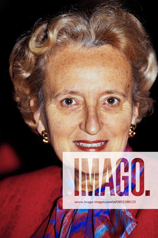 Bernadette Chirac, französische Politikerin, Ehefrau des späteren französischen Staatspräsidenten Jacques Chirac, Gründerin und Vorsitzende der Association le Pont Neuf, Portrait, circa 1990.