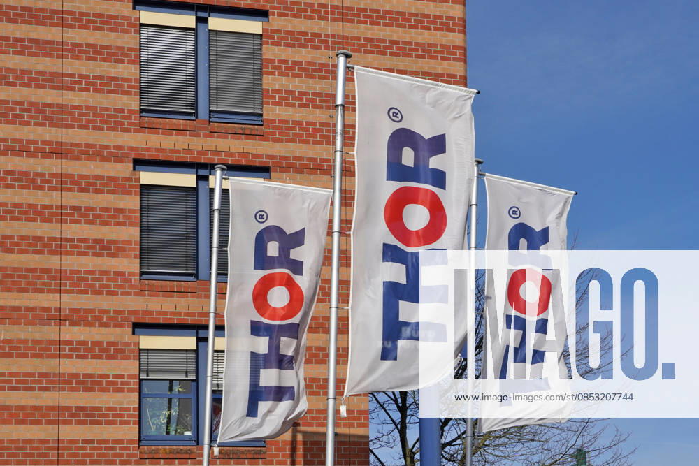 THOR, Thor Industriemontagen GmbH & Co. KG, Haus-, Gebäude- und Versorgungsstechnik inkl. Fachkräften für Bauvorhaben in Deutschland, Firmengebäude in Erfurt mit Werbefahnen, Thüringen