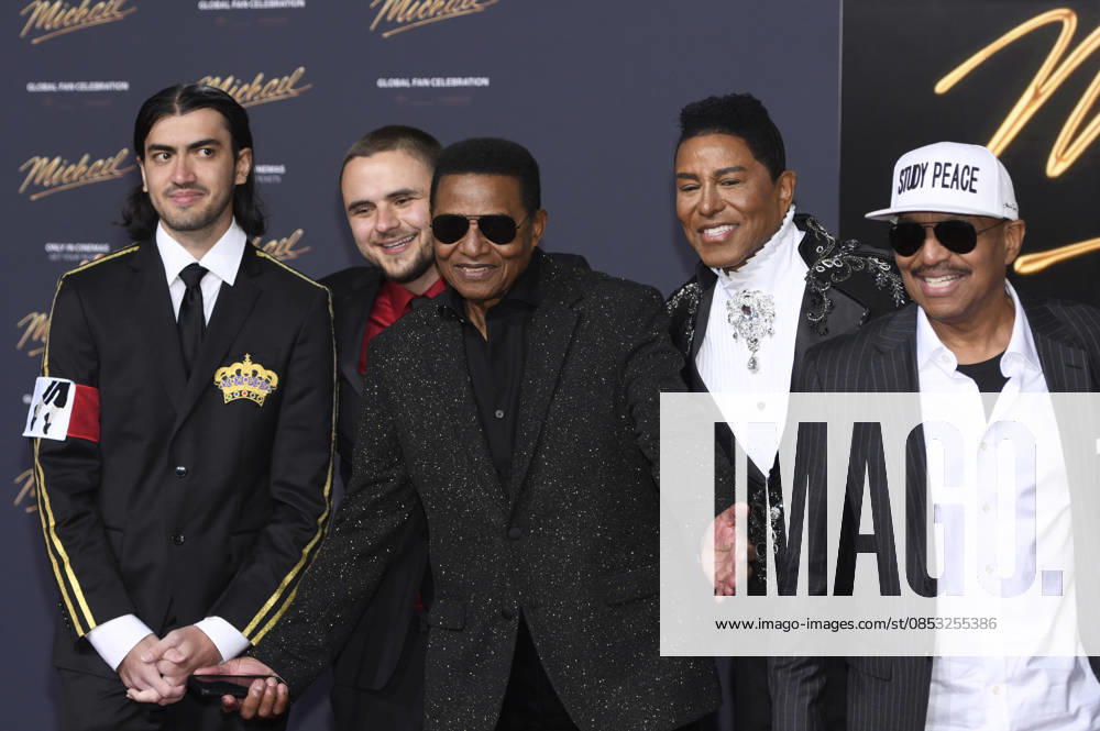 Bigi Jackson, Prince Jackson, Jackie Jackson, Jermaine Jackson und Marlon Jackson bei der Premiere des Kinofilms Michael in der Uber Eats Music Hall. Berlin
