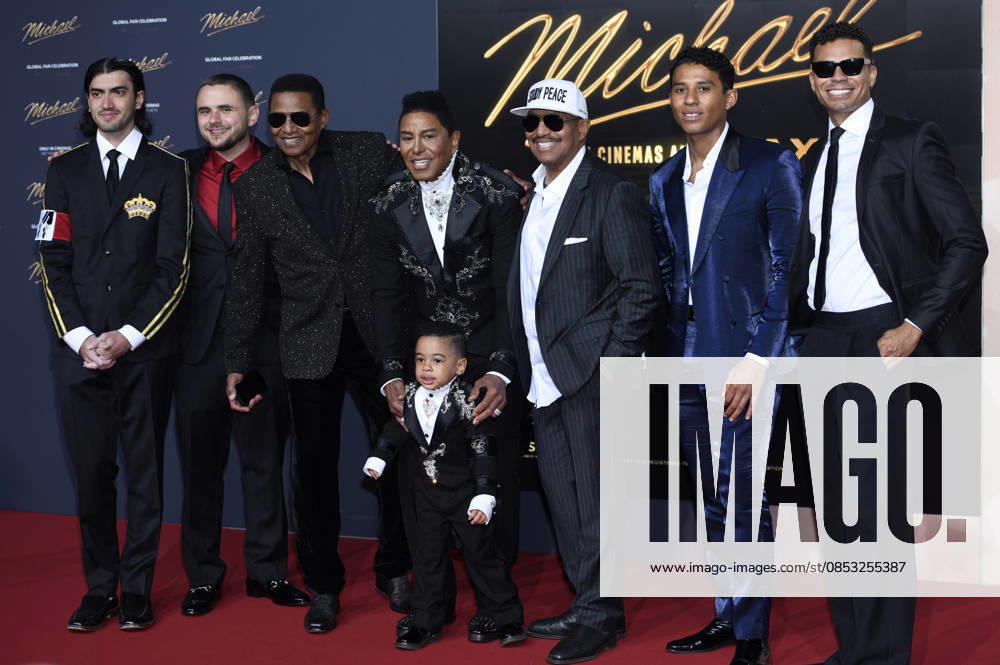 Bigi Jackson, Prince Jackson, Jackie Jackson, Jermaine Jackson, Gast, Marlon Jackson, Jermajesty Jackson und Randy Jackson Jr. bei der Premiere des Kinofilms Michael in der Uber Eats Music Hall. Berlin