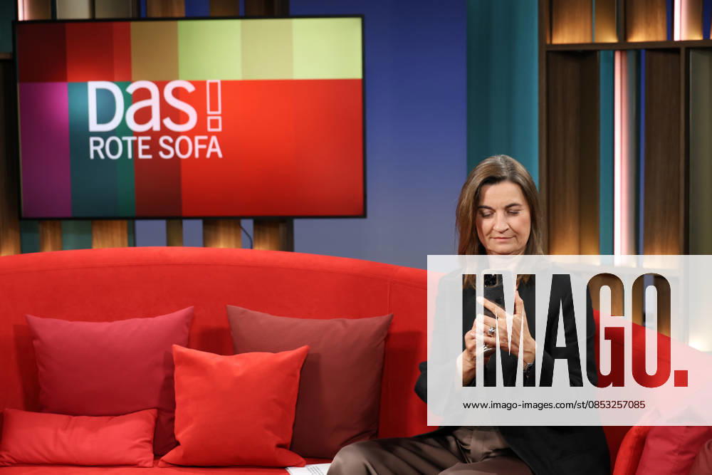 Inka Schneider, Fernsehmoderatorin, in der Fernsehsendung DAS! Rote Sofa, eine Live-Talksendung des Norddeutschen Rundfunks, Fototermin am 10.4.2026 im Fernsehstudio des NDR in Hamburg Lokstedt