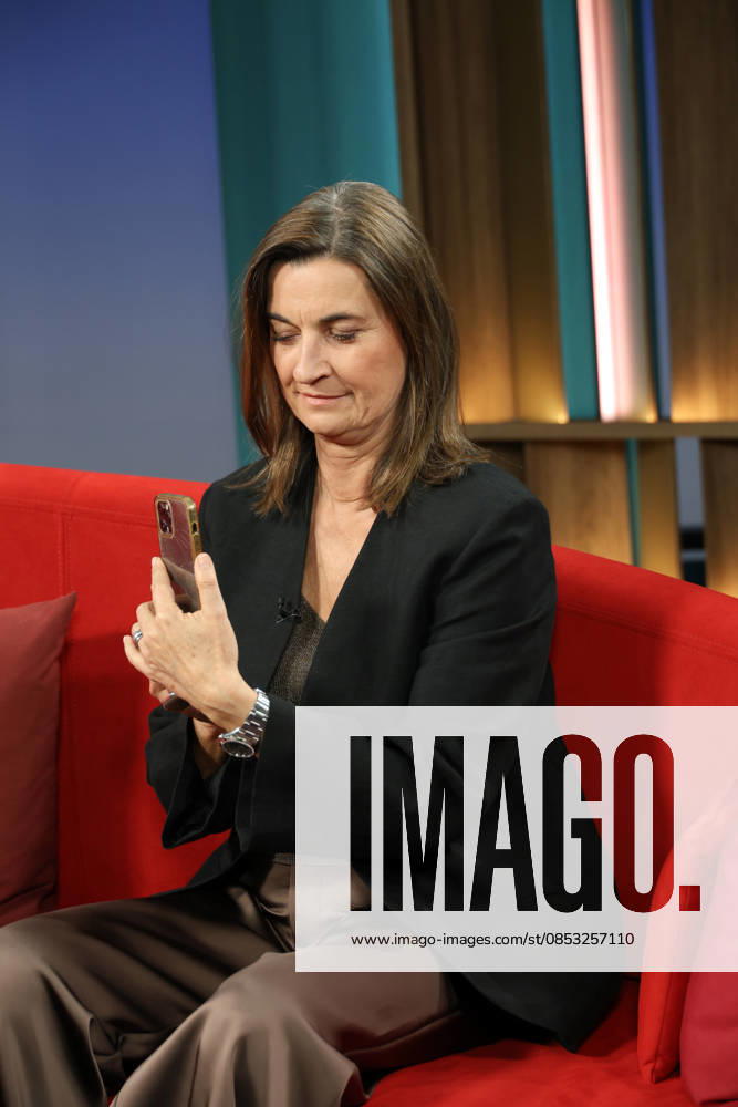 Inka Schneider, Fernsehmoderatorin, in der Fernsehsendung DAS! Rote Sofa, eine Live-Talksendung des Norddeutschen Rundfunks, Fototermin am 10.4.2026 im Fernsehstudio des NDR in Hamburg Lokstedt
