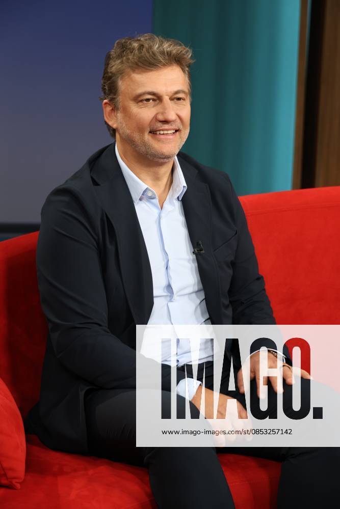 Jonas Kaufmann, deutsch-österreichischer Opernsänger (Tenor), zu Gast in der Fernsehsendung DAS! Rote Sofa, eine Live-Talksendung des Norddeutschen Rundfunks, Fototermin am 10.4.2026 im Fernsehstudio des NDR in Hamburg Lokstedt