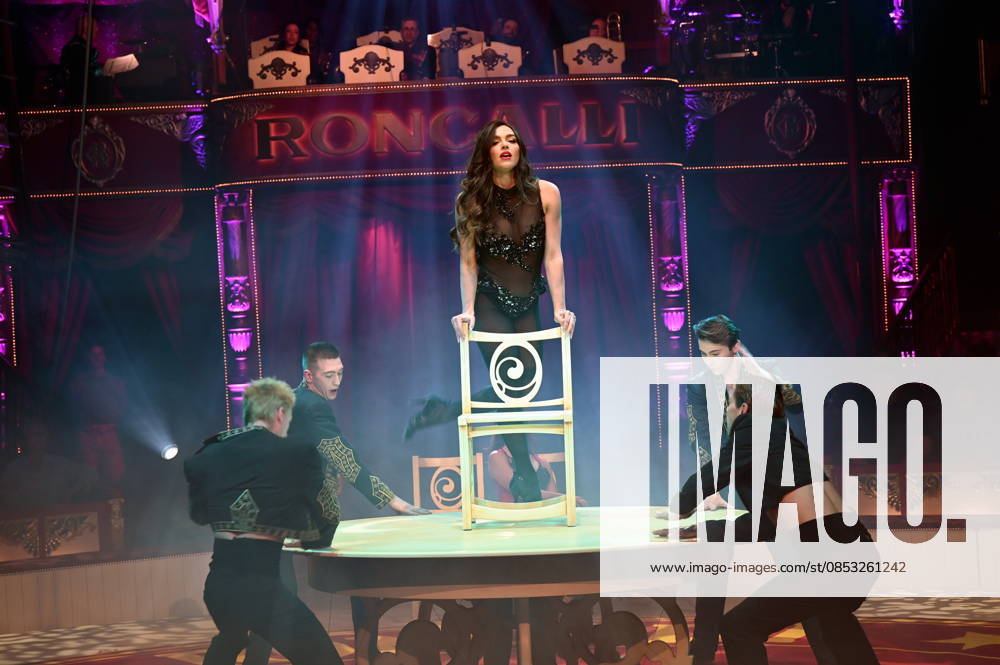 Artistin Lili Paul Roncalli beim Auftritt in der Manege der Kölner Premiere des Circus Roncalli