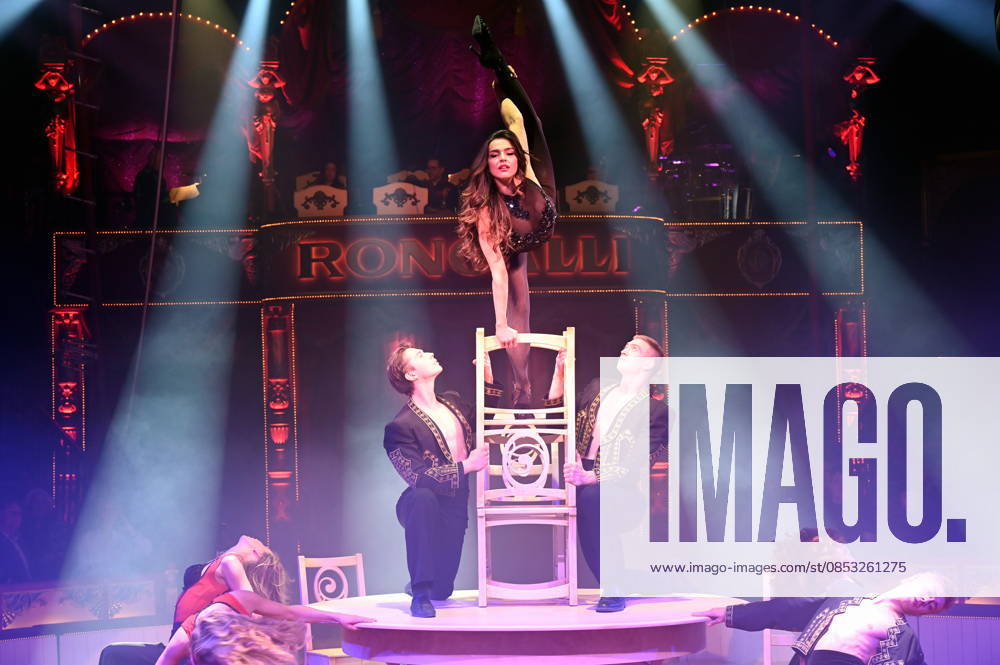 Artistin Lili Paul Roncalli beim Auftritt in der Manege der Kölner Premiere des Circus Roncalli