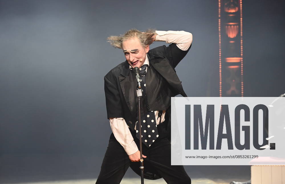 Clown Housch Ma Housch ( Semen Shuster ) beim Auftritt in der Manege der Kölner Premiere des Circus Roncalli