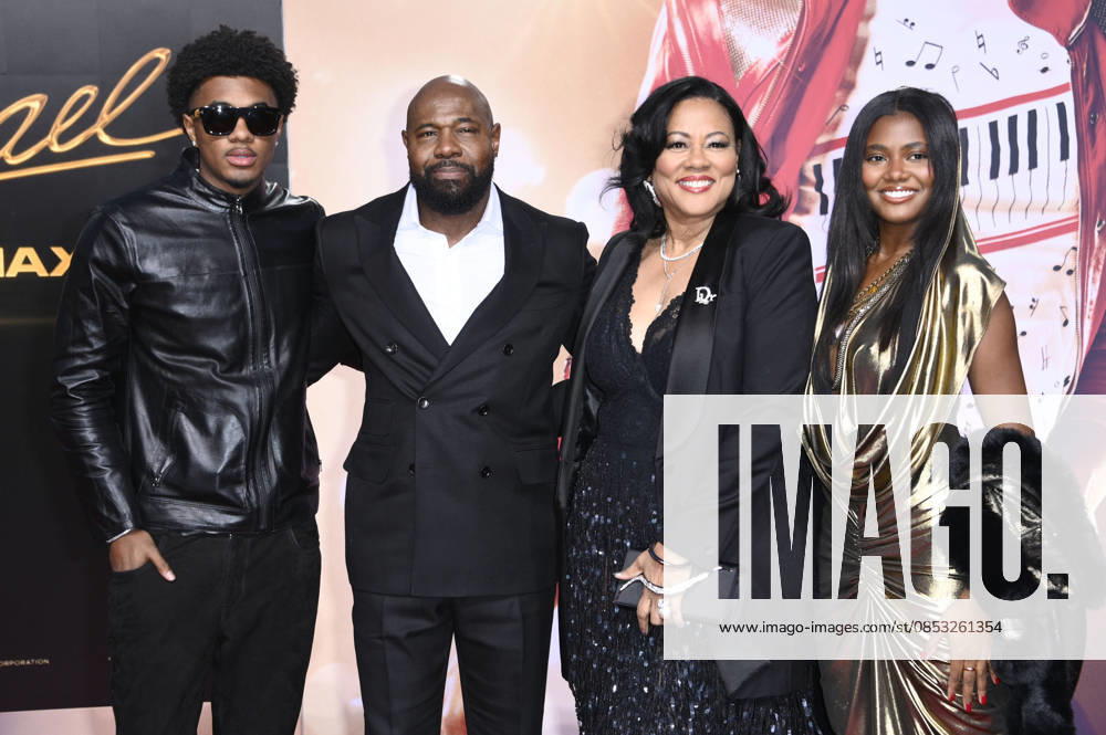 Brando Fuqua, Antoine Fuqua, Lela Rochon und Asia Fuqua bei der Premiere des Kinofilms Michael in der Uber Eats Music Hall. Berlin