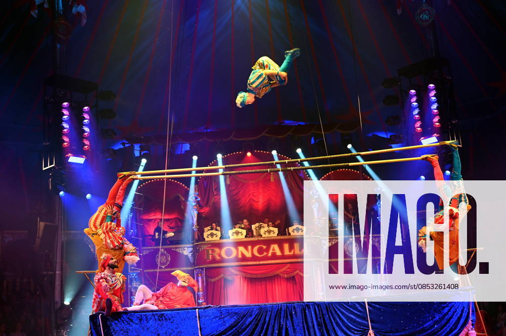 Trampolin Artisten Venice Carnival und Clown Prof Wacko ( Valdimir Georgiev ) beim Auftritt in der Manege der Kölner Premiere des Circus Roncalli