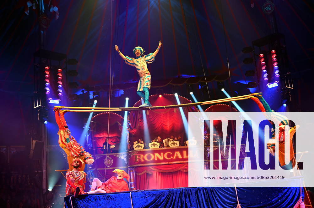 Trampolin Artisten Venice Carnival und Clown Prof Wacko ( Valdimir Georgiev ) beim Auftritt in der Manege der Kölner Premiere des Circus Roncalli