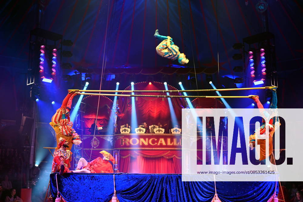 Trampolin Artisten Venice Carnival und Clown Prof Wacko ( Valdimir Georgiev ) beim Auftritt in der Manege der Kölner Premiere des Circus Roncalli