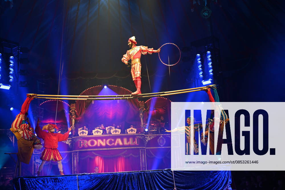 Trampolin Artisten Venice Carnival und Clown Prof Wacko ( Valdimir Georgiev ) beim Auftritt in der Manege der Kölner Premiere des Circus Roncalli