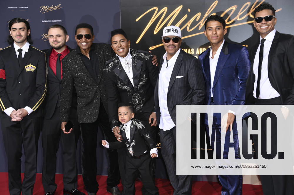 Bigi Jackson, Prince Jackson, Jackie Jackson, Jermaine Jackson, Gast, Marlon Jackson, Jermajesty Jackson und Randy Jackson Jr. bei der Premiere des Kinofilms Michael in der Uber Eats Music Hall. Berlin