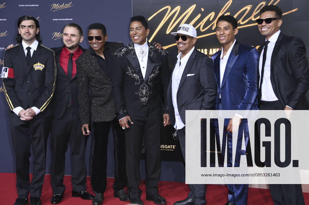 Bigi Jackson, Prince Jackson, Jackie Jackson, Jermaine Jackson, Marlon Jackson, Jermajesty Jackson und Randy Jackson Jr. bei der Premiere des Kinofilms Michael in der Uber Eats Music Hall. Berlin