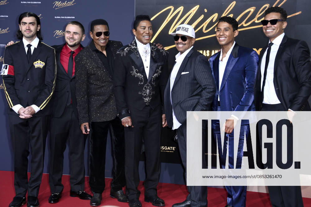 Bigi Jackson, Prince Jackson, Jackie Jackson, Jermaine Jackson, Marlon Jackson, Jermajesty Jackson und Randy Jackson Jr. bei der Premiere des Kinofilms Michael in der Uber Eats Music Hall. Berlin