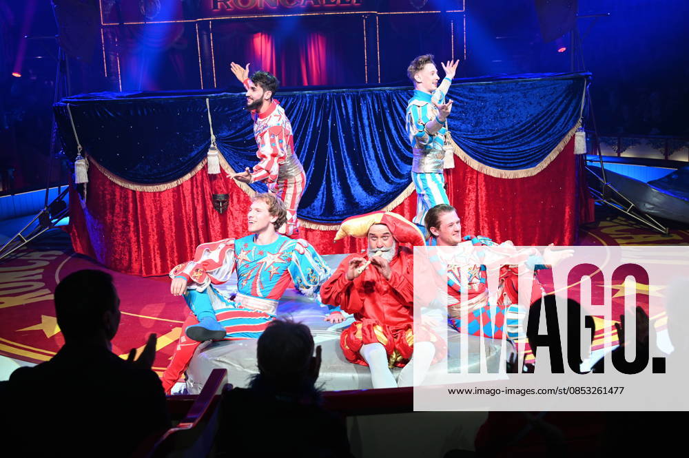 Artisten und in der Mitte Clown Prof Wacko ( Valdimir Georgiev ) beim Auftritt in der Manege der Kölner Premiere des Circus Roncalli
