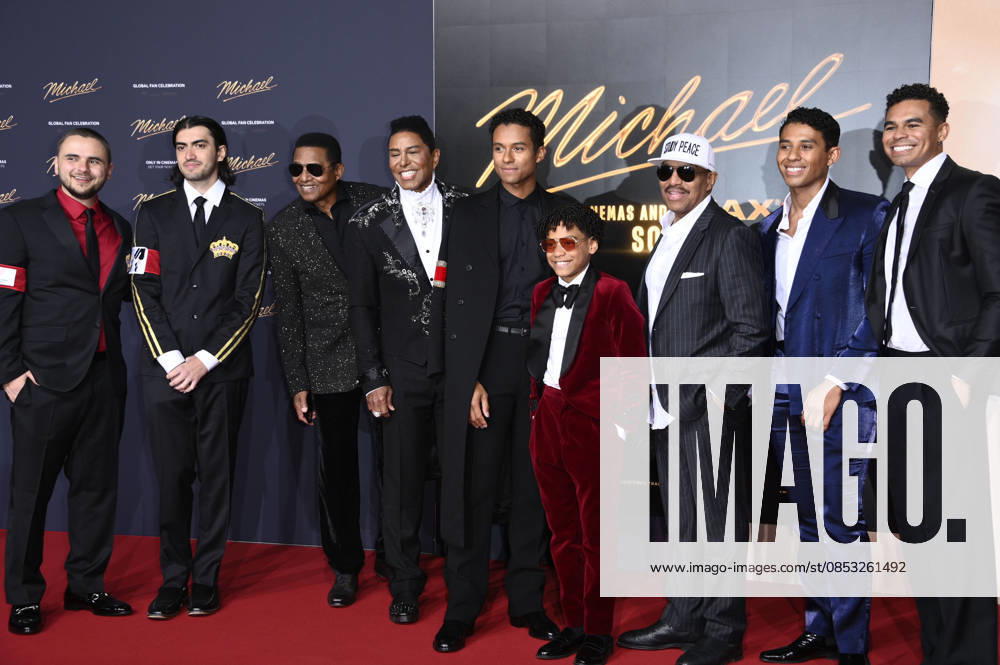 Prince Jackson, Bigi Jackson, Jackie Jackson, Jermaine Jackson, Jaafar Jackson, Juliano Krue Valdi, Marlon Jackson, Jermajesty Jackson und Randy Jackson Jr. bei der Premiere des Kinofilms Michael in der Uber Eats Music Hall. Berlin