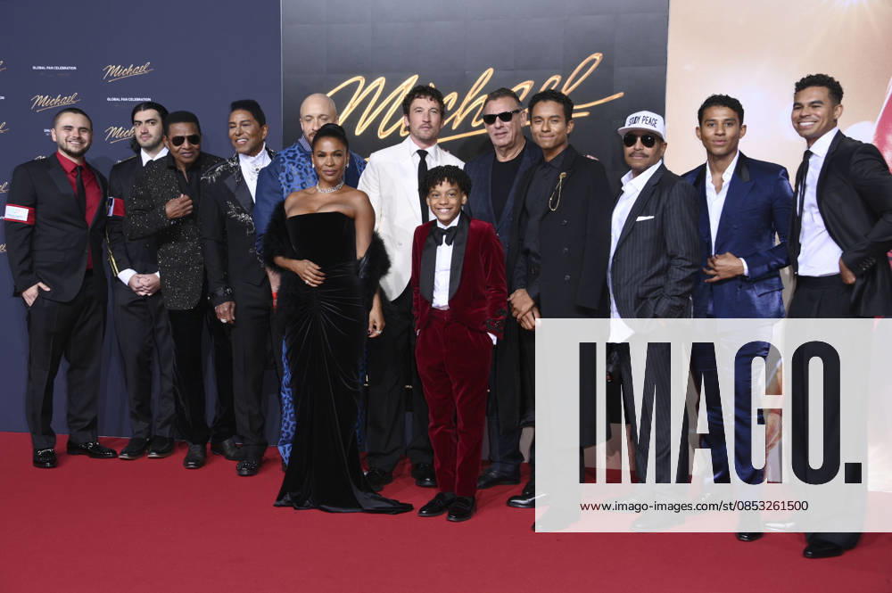 Prince Jackson, Bigi Jackson, Jackie Jackson, Jermaine Jackson, KeiLyn Durrel Jones, Nia Long, Miles Teller, Juliano Krue Valdi, Graham King, Jaafar Jackson, Marlon Jackson, Jermajesty Jackson und Randy Jackson Jr. bei der Premiere des Kinofilms Michael in der Uber Eats Music Hall. Berlin