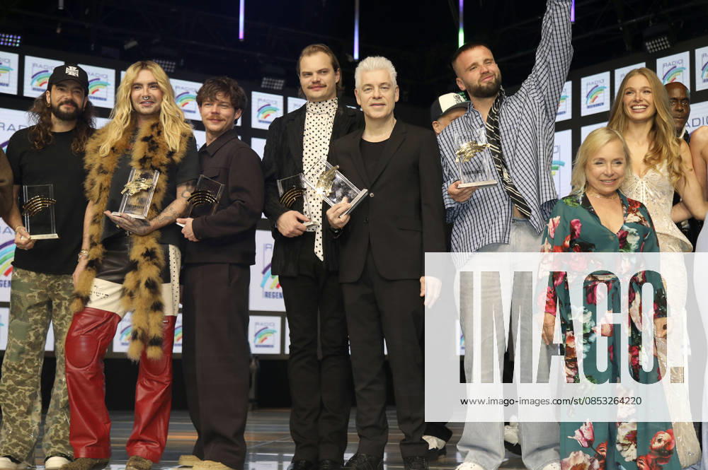 Preisträger und Laudatoren bei der Verleihung des 26. Radio Regenbogen Award 2026 in der Europa-Park Arena. Rust