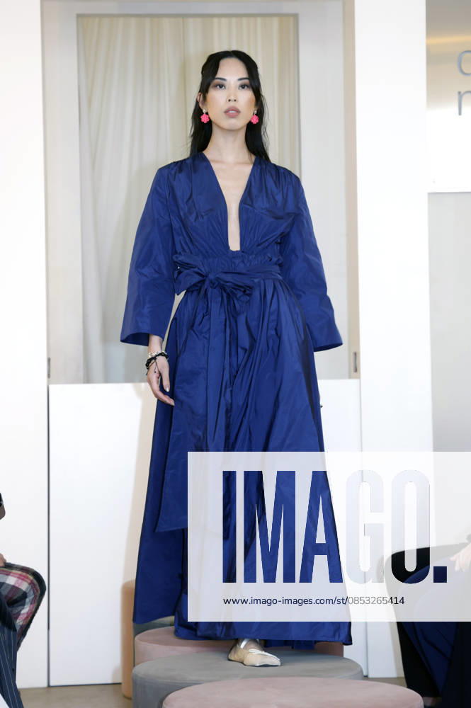 Miho Shiratori bei der Anja Gockel Fashion Show Frisches für die Sinne im Showroom Paris 44 by Anja Gockel. Berlin