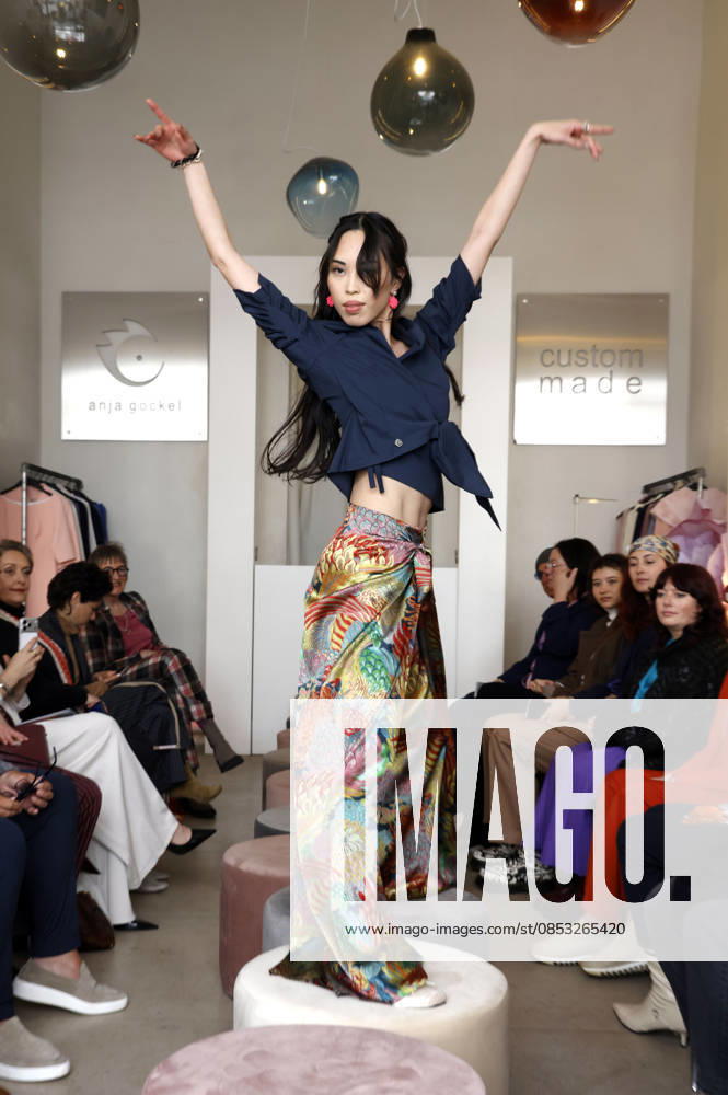 Miho Shiratori bei der Anja Gockel Fashion Show Frisches für die Sinne im Showroom Paris 44 by Anja Gockel. Berlin