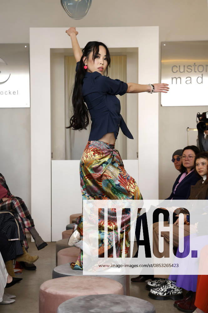 Miho Shiratori bei der Anja Gockel Fashion Show Frisches für die Sinne im Showroom Paris 44 by Anja Gockel. Berlin
