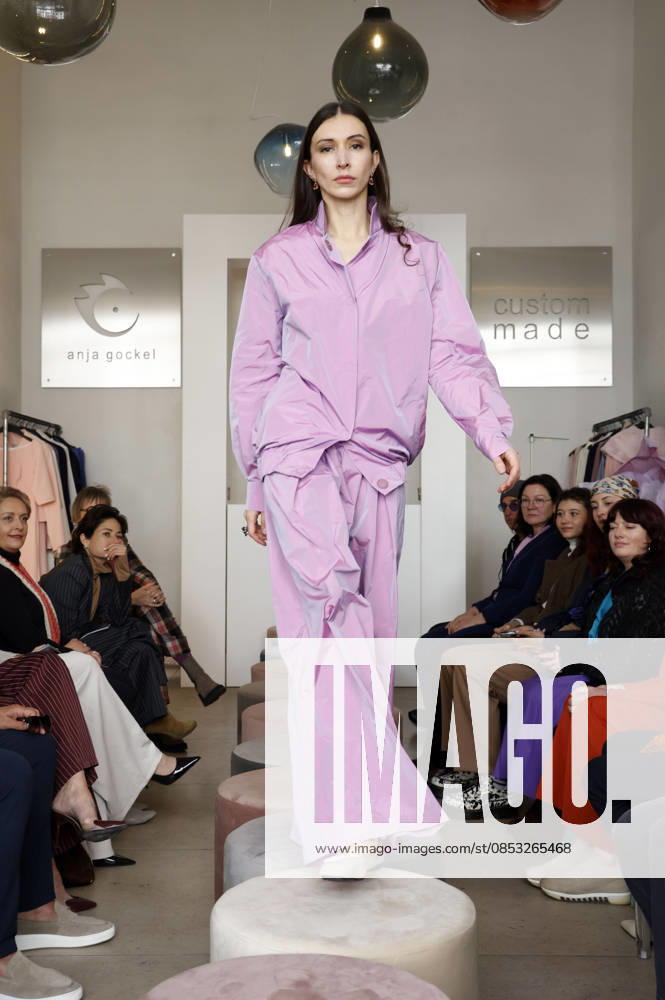 Lia Kemendi bei der Anja Gockel Fashion Show Frisches für die Sinne im Showroom Paris 44 by Anja Gockel. Berlin