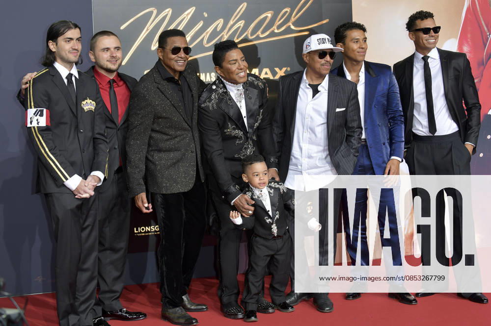 Bigi Jackson, Prince Jackson, Jackie Jackson, Jermaine Jackson, Gast, Marlon Jackson, Jermajesty Jackson und Randy Jackson Jr. bei der Premiere des Kinofilms Michael in der Uber Eats Music Hall. Berlin