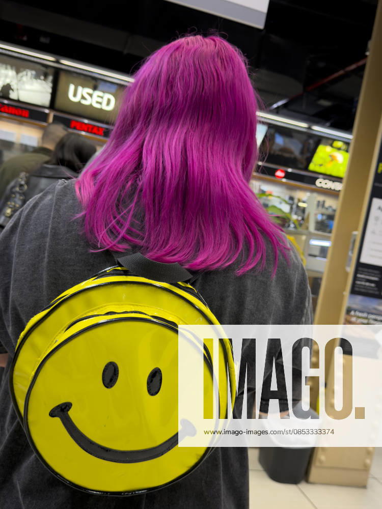 Magenta hair and smiley face. New York USA - ZUMAm57_ 20260410_zaf_m57_006