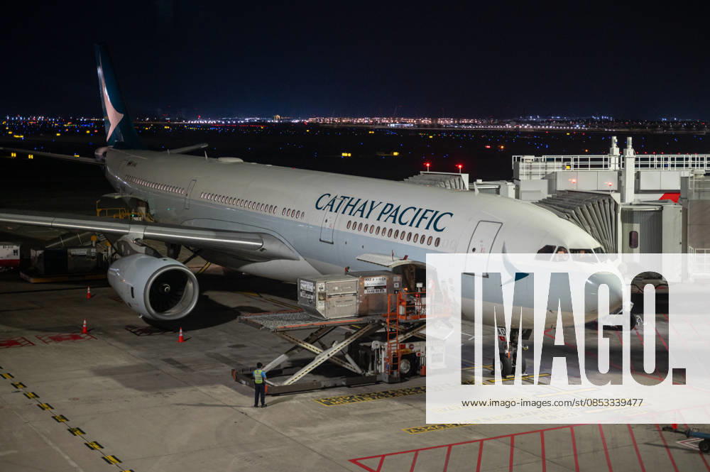 Singapur, Republik Singapur, Asien - Ein Airbus A330-300 Passagierflugzeug der Fluggesellschaft Cathay Pacific Airways mit der Registrierung B-LAD parkt an einem Gate auf dem internationalen Flughafen Singapur Changi (SIN). Cathay Pacific ist Mitglied der Oneworld Luftfahrtallianz, einem internationalen Netzwerk von Fluggesellschaften.