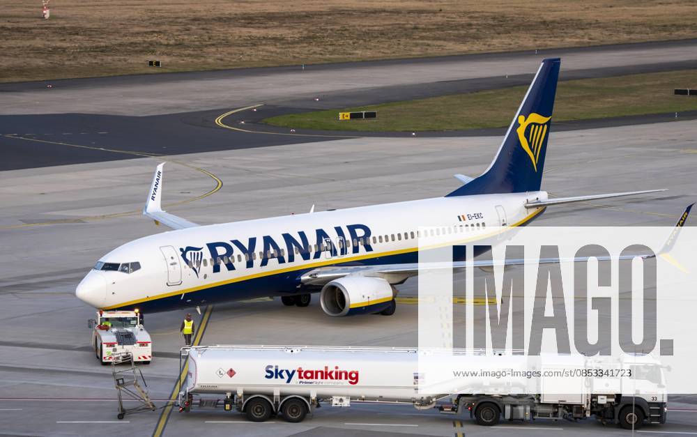 Ryanair Boeing 737 wird Startklar gemacht, Vorfeld, Tanker für Flugsprit, Kerosin, Tankwagen von Skytanking, Flughafen Köln Bonn, CGN, NRW, Deutschland Flugahfen CGN
