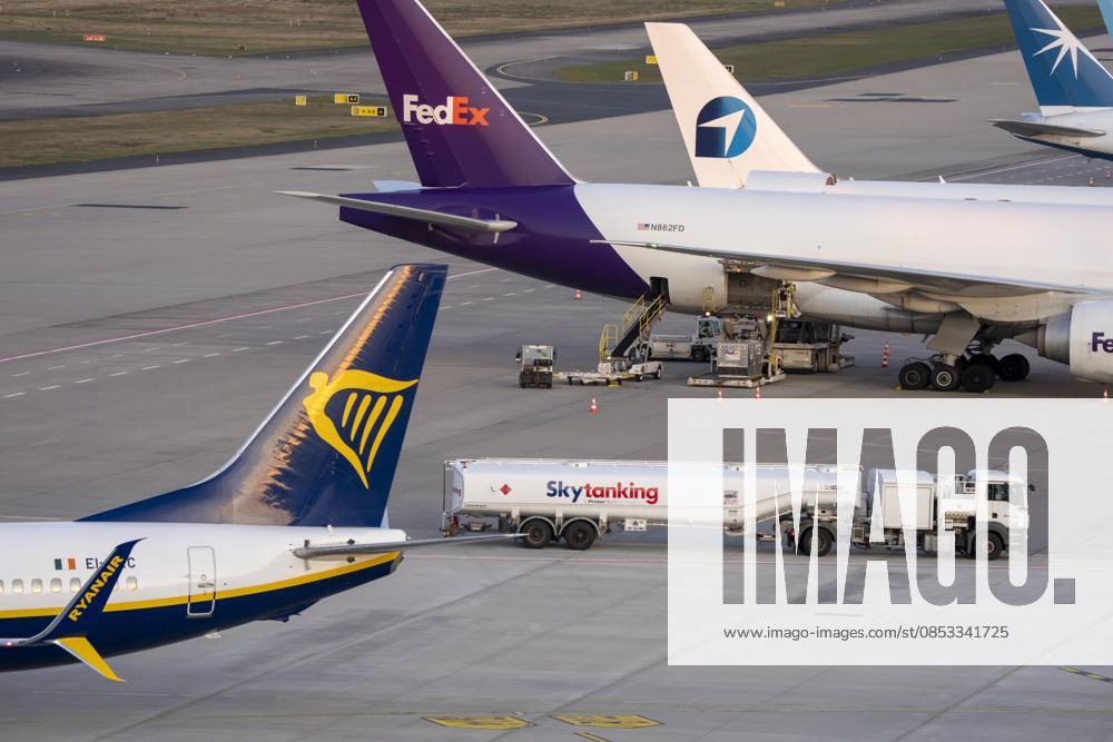 Ryanair Boeing 737 wird Startklar gemacht, Vorfeld, Tanker für Flugsprit, Kerosin, Tankwagen von Skytanking Flughafen Köln Bonn, CGN, NRW, Deutschland Flugahfen CGN