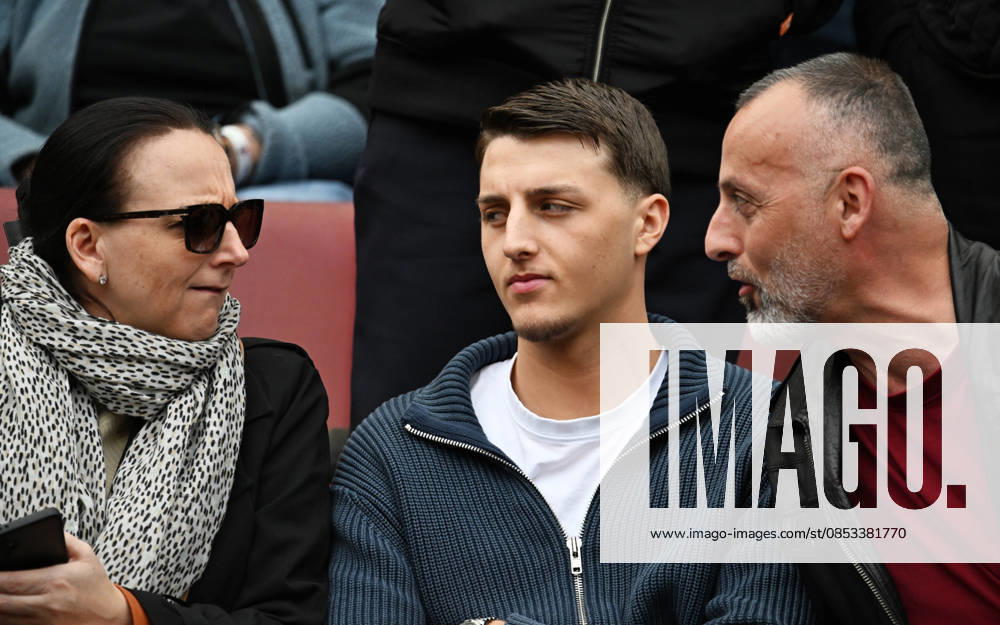 Fussball 1.Bundesliga, 1.FC Koeln - Werder Bremen. Sabrina El Mala , Mutter von Said El Mala, links ,Sohn Malek El Mala , mitte und Vater Mohamed El Mala. Koeln
