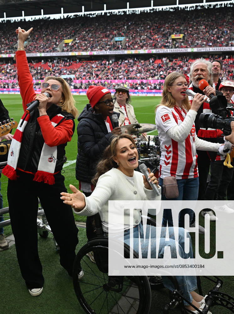 Fussball 1.Bundesliga, 1.FC Koeln - Werder Bremen. Aktion Mensch . Inklusionssong, Stadion. v.l.n.rechts : Annette Frier , Kristina Vogel , Shary Reeves , Guildo Horn , Henning Krautmacher . Koeln