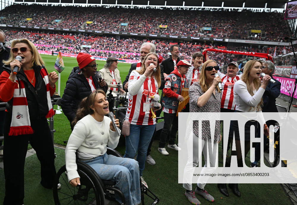 Fussball 1.Bundesliga, 1.FC Koeln - Werder Bremen. Aktion Mensch . Inklusionssong, Stadion. v.l.n.rechts : Annette Frier , Kristina Vogel , Shary Reeves , Guildo Horn , Henning Krautmacher . Koeln