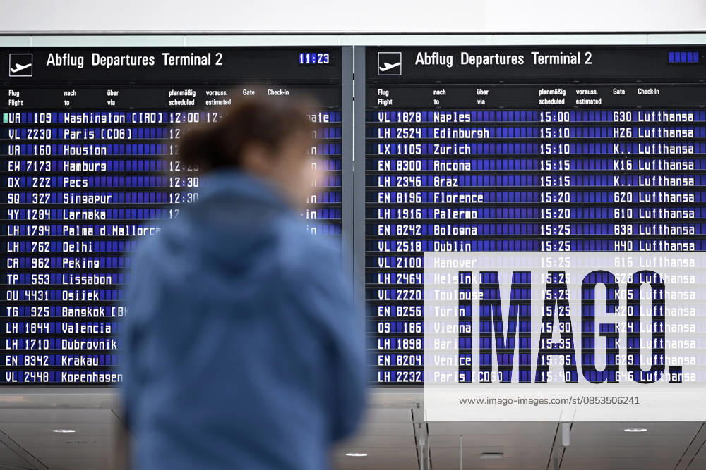 Ein Fluggast wartet vor einer Anzeigetafel mit Lufthansa-Flügen zu sehen am Rande der Eröffnung des Terminal 1-Pier am Flughafen München Franz Josef Strauß. (Themenbild, Symbolbild) München, 13.04.2026 Bayern Deutschland