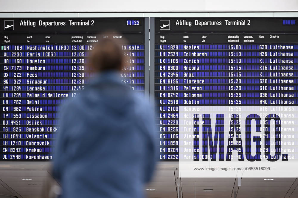 Ein Fluggast wartet vor einer Anzeigetafel mit Lufthansa-Flügen zu sehen am Rande der Eröffnung des Terminal 1-Pier am Flughafen München Franz Josef Strauß. (Themenbild, Symbolbild) München, 13.04.2026 Bayern Deutschland