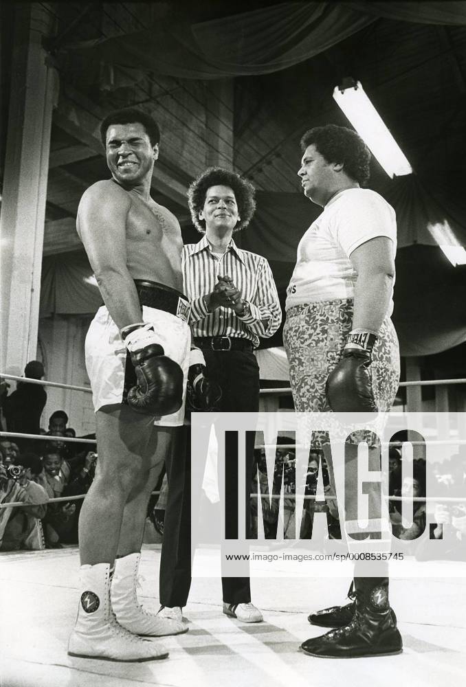 Aug. 05, 1973 - Atlanta, Georgia, U.S. - MUHAMMAD ALI faces off against Mayor MAYNARD JACKSON, the first black mayor of Atlanta, in a charity fundraiser in Atlanta, 1973. Officiating (middle) is JULIAN BOND, then President of the Southern Christian Leadership Council (SCLC). Muhammad Ali Spars Mayor of Atlanta for Charity - ZUMAkh1 o0 Sportpolitik Freude Spass Cassius Clay