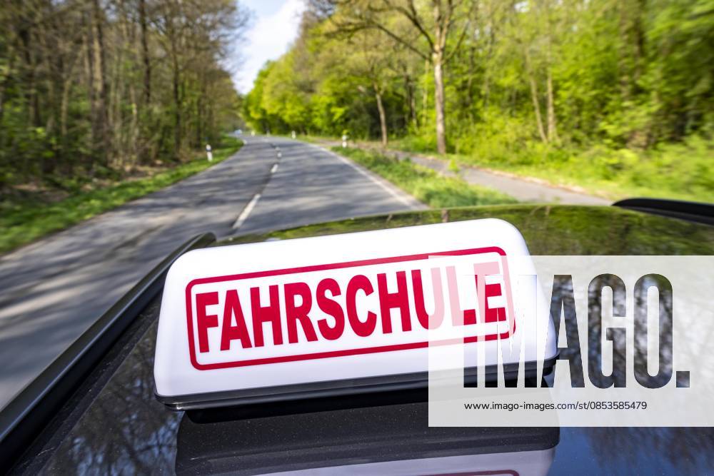 Symbolbild Fahrschule, Fahrt auf einer Landstraße, Fahrschule