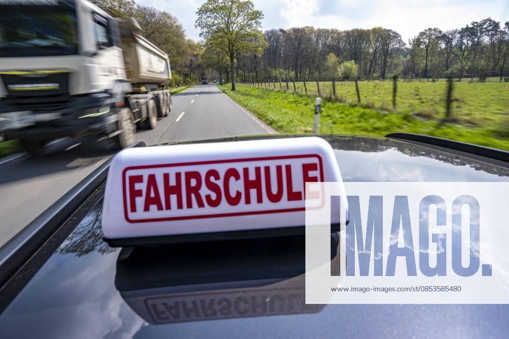 Symbolbild Fahrschule, Fahrt auf einer Landstraße, Fahrschule