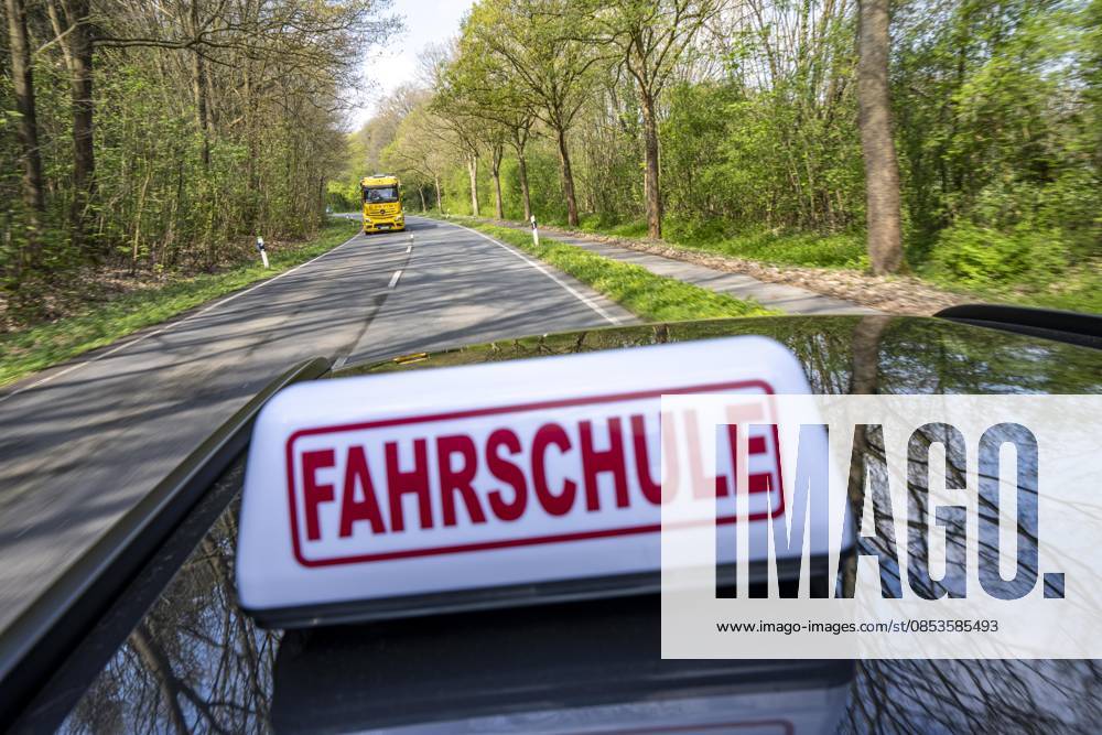 Symbolbild Fahrschule, Fahrt auf einer Landstraße, Fahrschule