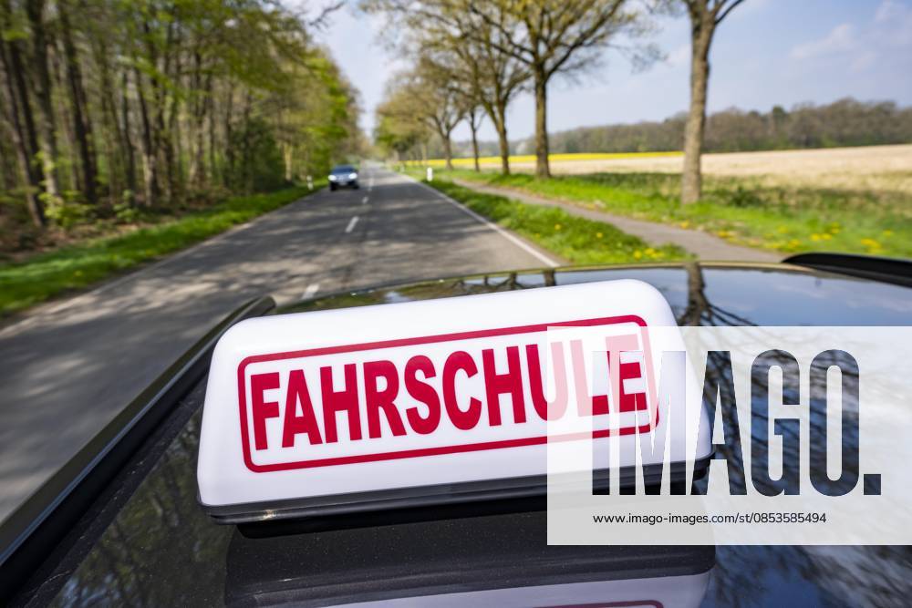 Symbolbild Fahrschule, Fahrt auf einer Landstraße, Fahrschule