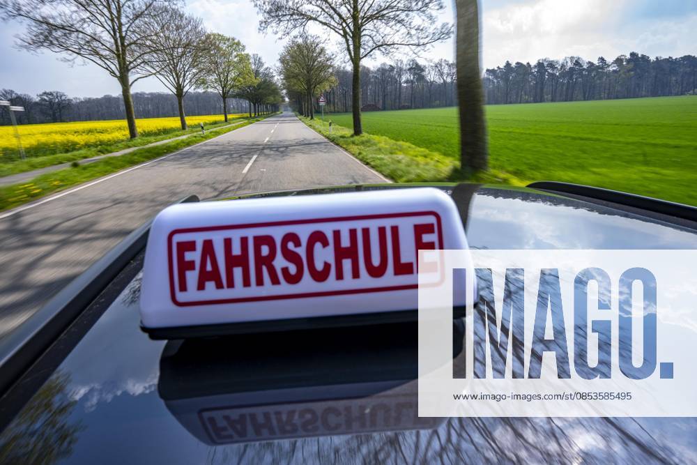 Symbolbild Fahrschule, Fahrt auf einer Landstraße, Fahrschule