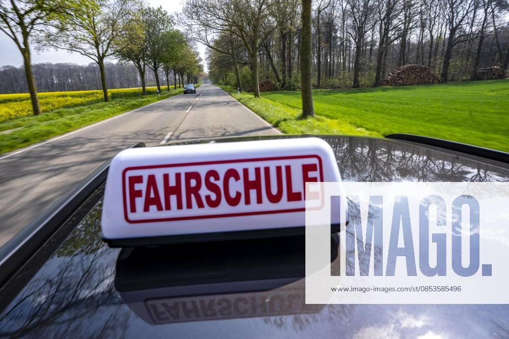 Symbolbild Fahrschule, Fahrt auf einer Landstraße, Fahrschule