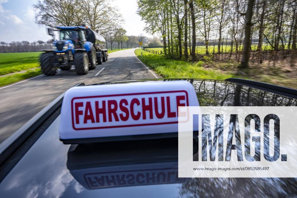 Symbolbild Fahrschule, Fahrt auf einer Landstraße, Fahrschule